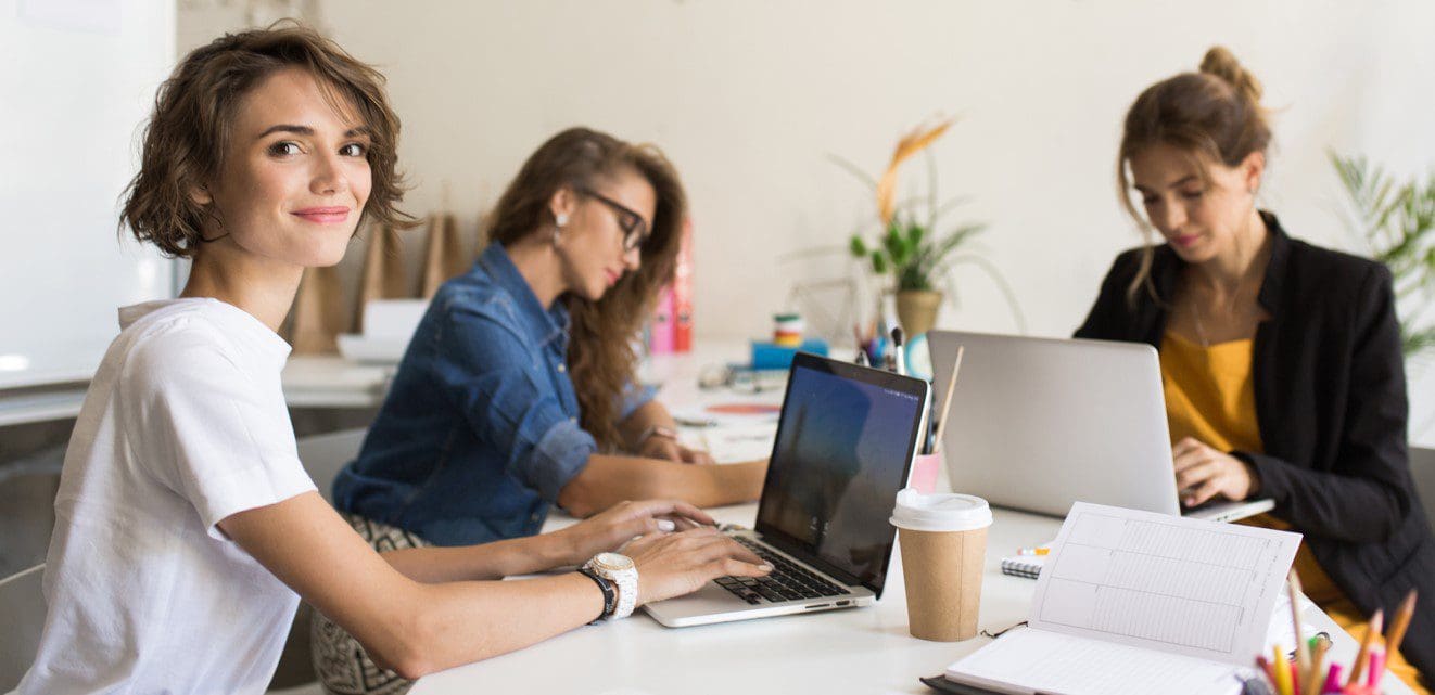 Encuesta: Mujeres tardarían menos en conseguir empleo por mayor adaptación y proactividad 1 mujeres trabajando con un ordenador